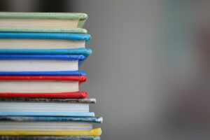 Halaman buku yang dibaca dengan teknik skimming untuk ide pokok